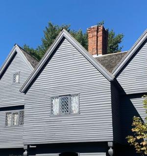 一座顶上有烟囱的白色房子