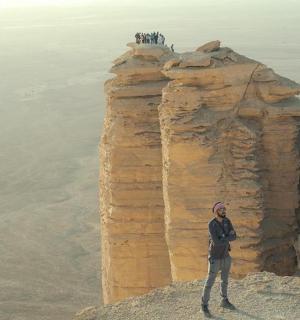 站在山顶上的男人