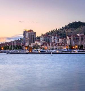 一座有城市的码头和一座有船只的港口