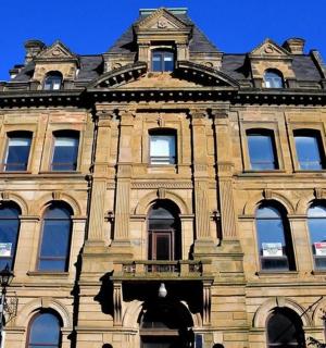 一座顶部有塔楼的大楼