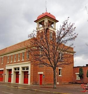 一座砖砌建筑,顶部有一座钟楼