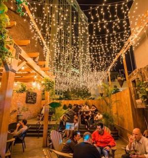 一群人坐在灯光下的餐厅里