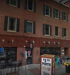 一座砖砌建筑,前面摆放着桌椅