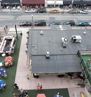 停车场的俯视图,人们坐在桌子旁