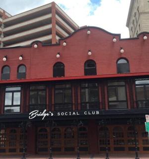 带有社交俱乐部的红砖建筑