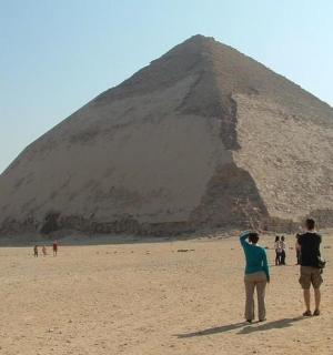 两个人站在金字塔前