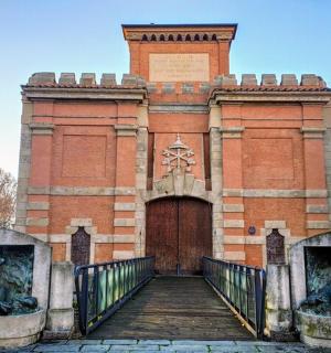 un gran edifici de maó vermell amb una gran porta