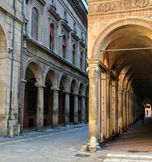 un carreró en un edifici amb arcs