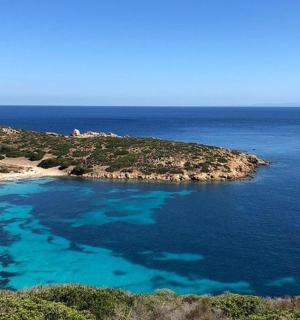 malý ostrov uprostřed oceánu