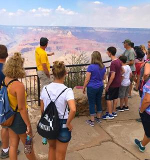 一群人正在观看大峡谷