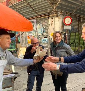 一名男子递给另一名男子一块食物