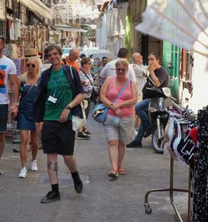 一群人在街上行走