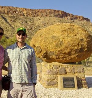 一名男子和一名女子站在一块岩石前