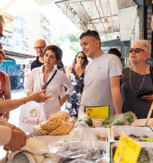 一群人围坐在桌旁,吃着食物