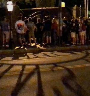 一群人站在路边