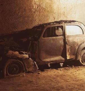 一辆旧车停在房间里