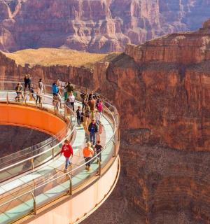 大峡谷观景台上的一群人