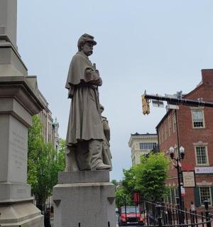 一名男子站在街道上的雕像