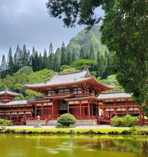 velká budova vedle jezera před horou