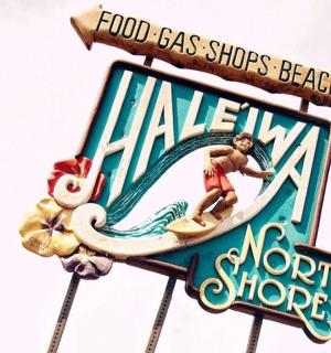 cedule pro obchod se surfařským vybavením s mužem na surfovacím prkně