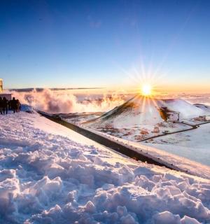 skupina lidí kráčejících po zasněžené hoře