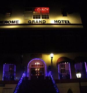 budova s velkolepým hotelem v noci