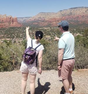 muž a žena stojící na vrcholu hory