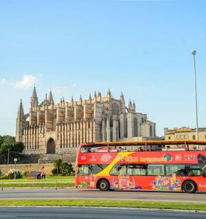 一辆红色双层巴士驶过一栋建筑物