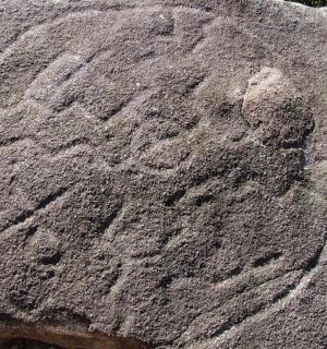 velký kámen se vzorem na něm