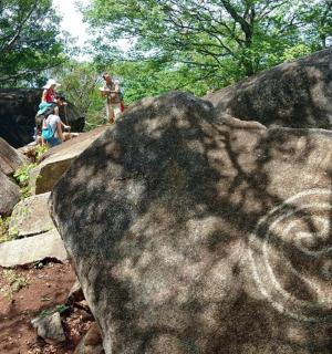skupina lidí stojící na skále