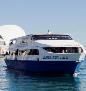 trajekt ve vodě poblíž mola