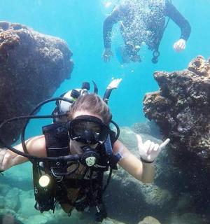 osoba ve vodě s potápěčskou maskou