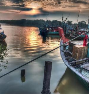 一艘船停靠在水中的码头