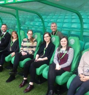 一群人坐在体育场里