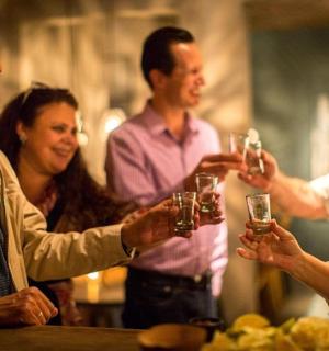 一群人举着酒杯