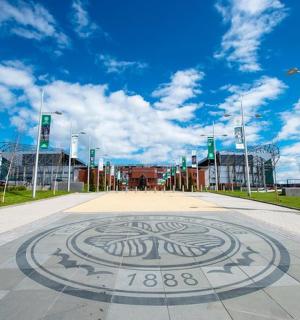 街道中间地面上的时钟