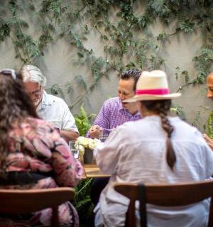 一群人围坐在桌旁