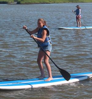 dva lidé na paddleboardech ve vodě