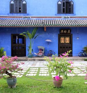 一栋蓝色的房子，门前有鲜花