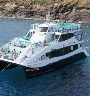 悬崖附近水中的渡船