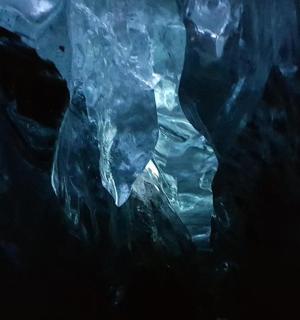 一只企鹅在冰洞里游泳