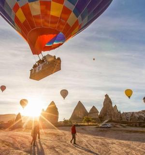 一群热气球在天空飞翔