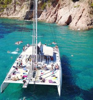 一群人在水中的船上