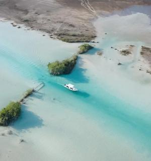 水体中一艘船的鸟瞰图