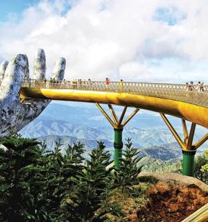 山顶上有一座巨手桥