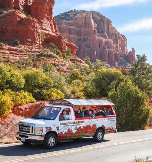 一辆巴士在沙漠公路上行驶