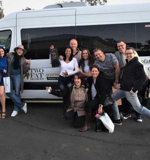 un groupe de personnes debout devant une camionnette