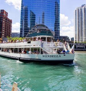 trajekt plující po řece ve městě