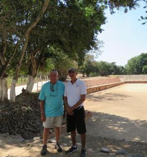 zwei Männer stehen nebeneinander unter Bäumen