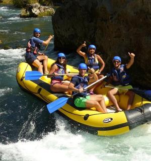 一群人乘坐木筏在河上